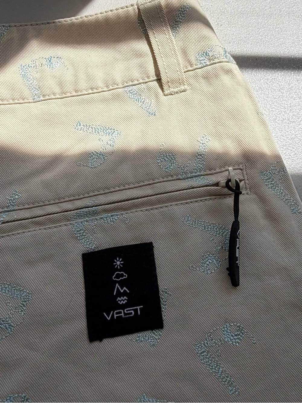 Vast Shorts Mens Medium Beige Embroidered Canvas Flat Front